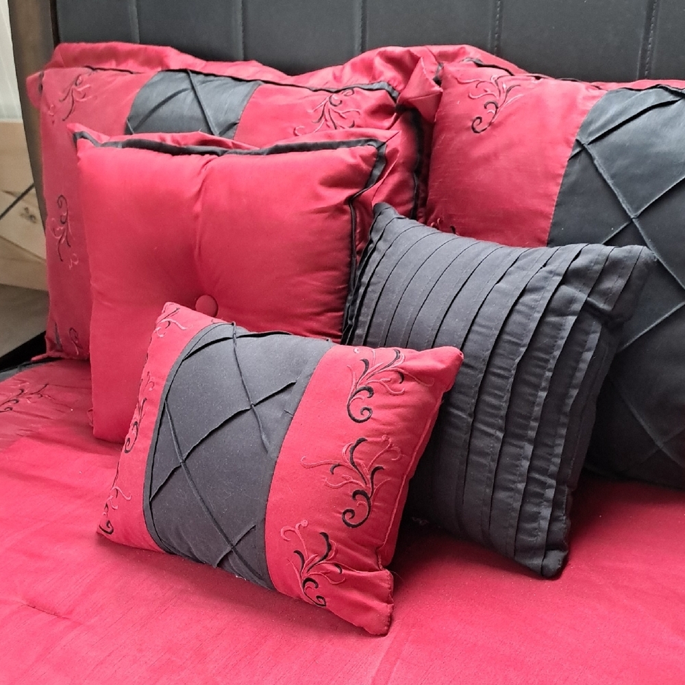Mainstays Red and Black Comforter Set Luxurious Bedding - Picture 5 of 5